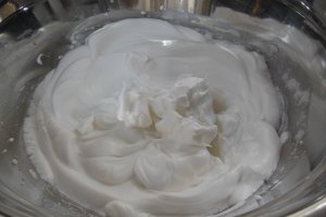 Desert tarta cu crema de lamaie si bezea