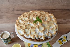 Desert tarta cu crema de lamaie si bezea