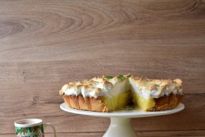 Desert tarta cu crema de lamaie si bezea