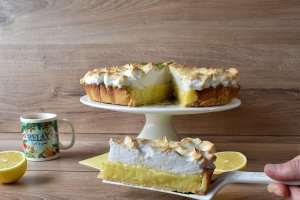 Desert tarta cu crema de lamaie si bezea