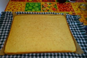 Desert rulada cu frisca si zmeura