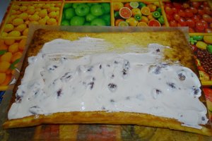 Desert rulada cu frisca si zmeura