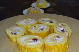 Desert rulada cu frisca si zmeura