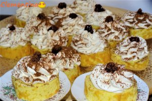 Desert rulada cu frisca si zmeura