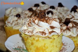 Desert rulada cu frisca si zmeura
