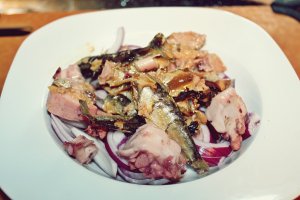 Salata de ton, caracatita, sardine si ceapa rosie