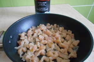 Salata calda de cartofi, piept de pui si telemea