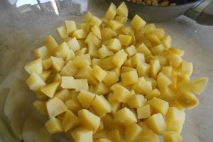 Salata calda de cartofi, piept de pui si telemea