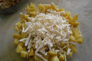 Salata calda de cartofi, piept de pui si telemea