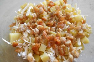 Salata calda de cartofi, piept de pui si telemea