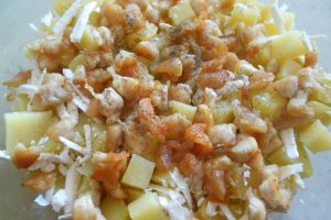 Salata calda de cartofi, piept de pui si telemea