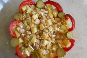 Salata calda de cartofi, piept de pui si telemea