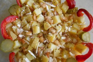Salata calda de cartofi, piept de pui si telemea