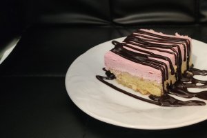 Desert prajitura cu iaurt si zmeura