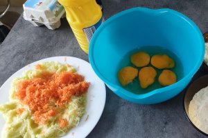 Aperitiv briose cu legume si branza sarata