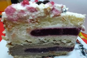 Desert tort cu crema de ciocolata, crema de vanilie si insertie de zmeura