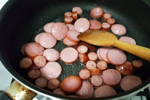 Mancare de mazare cu cartofi si carnati