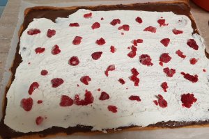 Desert rulada girafa cu mascarpone si zmeura