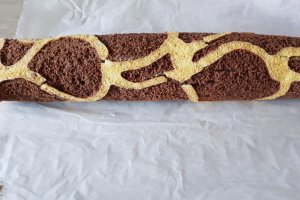 Desert rulada girafa cu mascarpone si zmeura