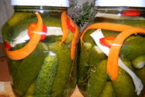 Slanina papricata cu usturoi, fiarta in saramura de castraveti