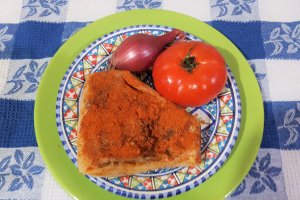 Slanina papricata cu usturoi, fiarta in saramura de castraveti