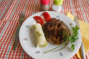 Ceafa de porc la gratar, cu piure de broccoli in cascaval
