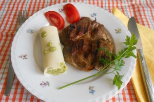 Ceafa de porc la gratar, cu piure de broccoli in cascaval