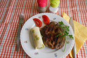 Ceafa de porc la gratar, cu piure de broccoli in cascaval