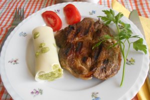 Ceafa de porc la gratar, cu piure de broccoli in cascaval