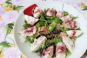 Salata cu mozzarella de buffalo si sumac