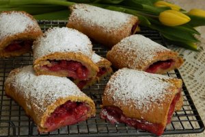 Desert rulouri de post cu visine