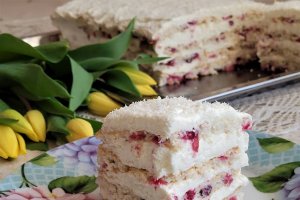 Desert prajitura cu blat de bezea cu cocos si crema de iaurt
