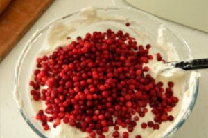 Desert prajitura cu blat de bezea cu cocos si crema de iaurt