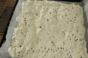Desert prajitura cu blat de bezea cu cocos si crema de iaurt