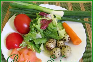 Salata de vara cu somon si oua de prepelita