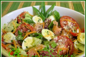 Salata de vara cu somon si oua de prepelita