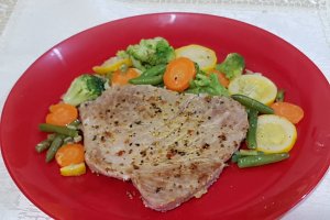 Steak de ton proaspat cu legume