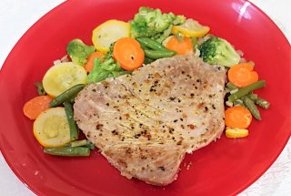 Steak de ton proaspat cu legume reteta pentru o masa delicioasa