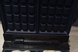 Aperitiv waffle cu cascaval si ceapa verde