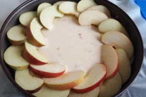 Desert prajitura turnata cu mere si crema de smantana