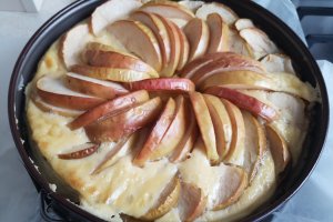 Desert prajitura turnata cu mere si crema de smantana