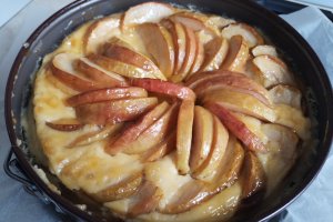 Desert prajitura turnata cu mere si crema de smantana