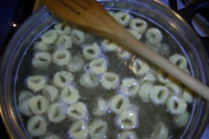 Salata de tortellini si sos de iaurt