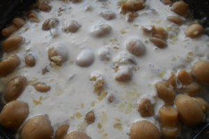 Garnitura de ciupercute intregi, cu sos alb