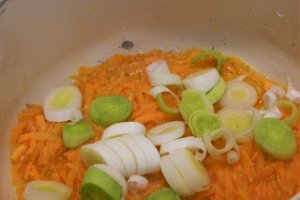 Ciorba cu mazare, praz si salata verde