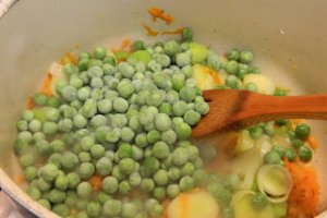 Ciorba cu mazare, praz si salata verde