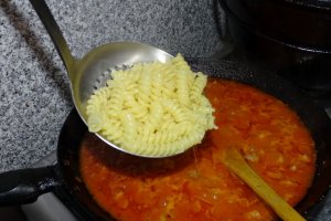 Paste la tigaie cu carne de porc