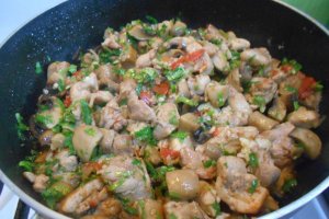 Reteta simpla si delicioasa de tocanita de pui, cu ciuperci si usturoi, la tigaie