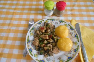Reteta simpla si delicioasa de tocanita de pui, cu ciuperci si usturoi, la tigaie