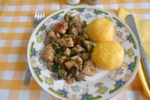 Reteta simpla si delicioasa de tocanita de pui, cu ciuperci si usturoi, la tigaie